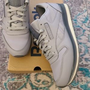 Reebok size 9 classic leather sneakers